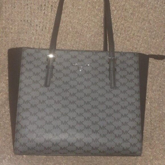 MICHAEL KORS-JET SET Charm-MD TZ Tote-Black Signature-NWT - Picture 1 of 7